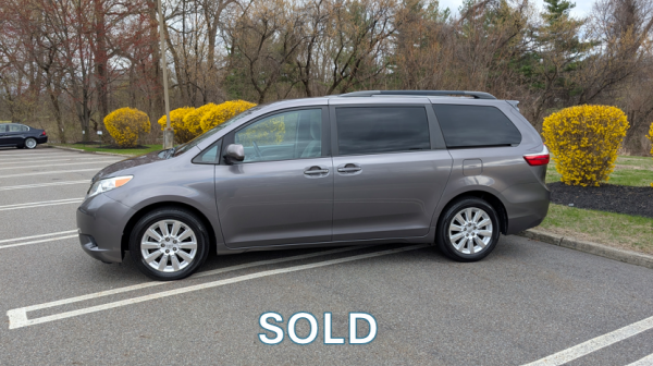2015 Toyota Sienna LE AWD - Image 3