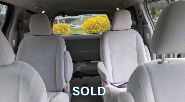 2015 Toyota Sienna LE AWD - Image 10