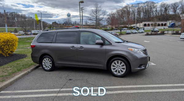 2015 Toyota Sienna LE AWD - Image 4