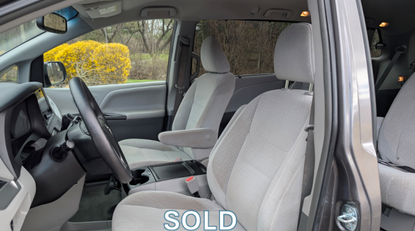 2015 Toyota Sienna LE AWD - Image 13